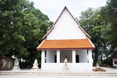 Eski bir papazlık salonu ve Taylandlı gezginler için harabe. Tai Tai ya da Chai Chana Songkhram Tapınağı 'ndaki antik kutsal Buda' yı kutsa.
