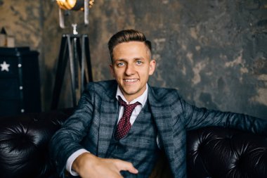 Lüks vintage deri koltuk takımı yakışıklı bir işadamı portresi