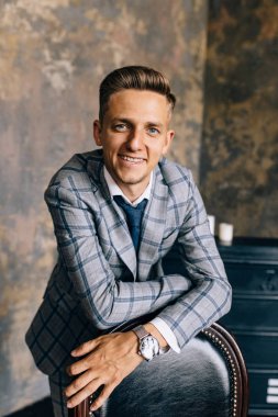 Gülümseyen yakışıklı bir CEO portresi. 