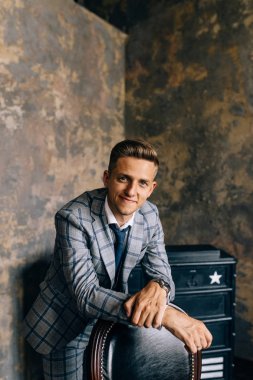 Gülümseyen yakışıklı bir CEO portresi. 