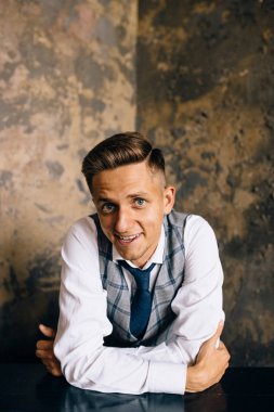 Yakın çekim yakışıklı portresi kameraya gülümseyen adam sakallı