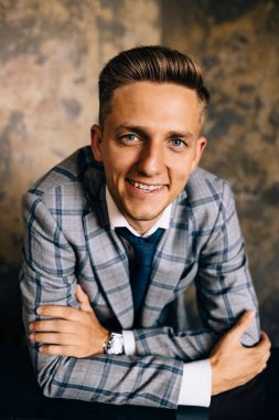 Yakın çekim yakışıklı portresi kameraya gülümseyen adam sakallı