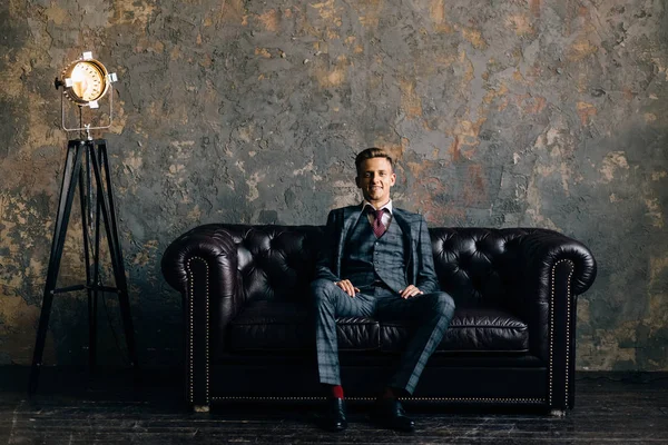 Homem Bonito Jovem Posando Para Uma Sessão Moda Estúdio Moda — Fotografia de Stock