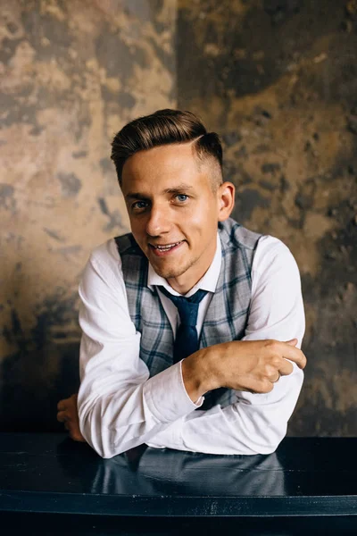 Yakın çekim yakışıklı portresi kameraya gülümseyen adam sakallı