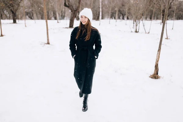 Portrait Extérieur Jeune Belle Fille Souriante Heureuse Marchant Dans Rue — Photo