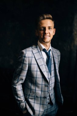 Adam bir takım elbise poz. Yanal sert ışık.