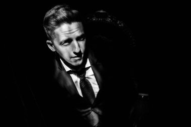 bir tabure Studio üzerinde oturan zarif adam