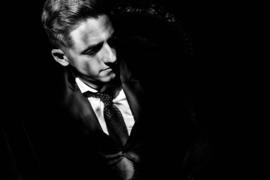 bir tabure Studio üzerinde oturan zarif adam