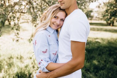 Mutlu genç çift birbirine bakarak ve gülümseyen portresi