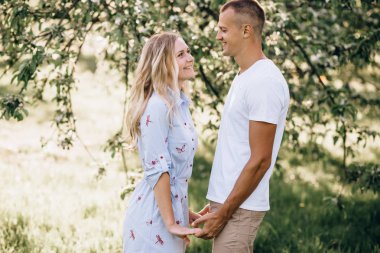 Güzel bir çift bir b oturan şehir dışında dinleniyor