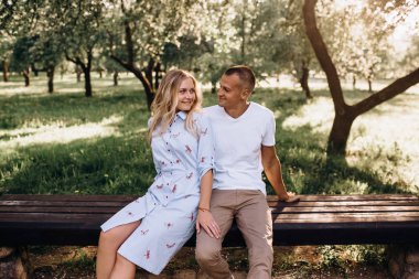 Bahar günü, araba sevgi dolu aşk sarılma içinde mutlu genç çift sahiptir