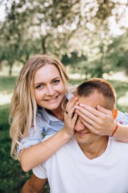 Mutlu genç çift aşık çiçekli sprin üzerinde gülümseyen portre