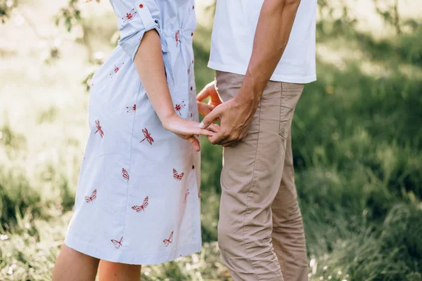 Mann und Frau im Alter halten Händchen, Zweisamkeit und Romantik, — Stockfoto