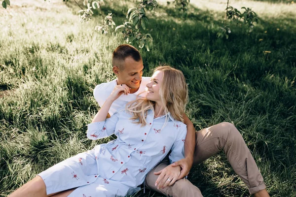 Retrato de pareja joven y feliz mirándose y sonriendo — Foto de Stock