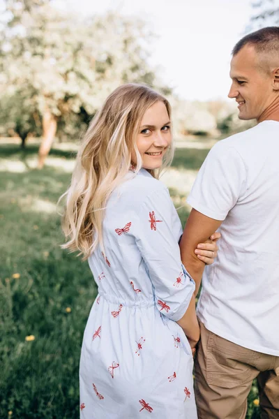 Heureux jeune couple amoureux étreinte bénéficie jour de printemps, voiture aimante — Photo