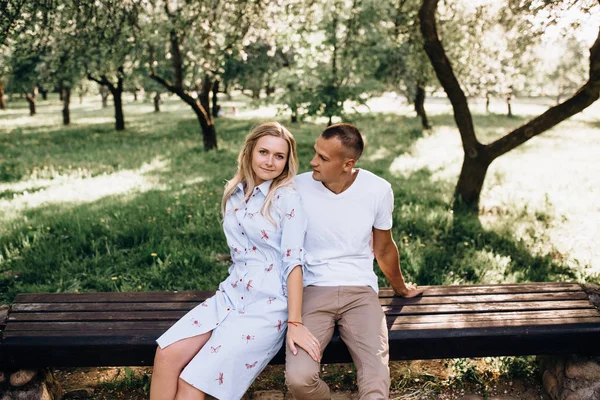 Retrato feliz joven sonriente pareja enamorada de la floración sprin — Foto de Stock