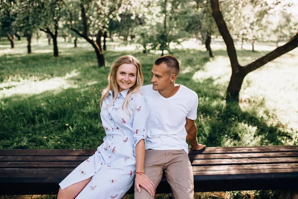 Una hermosa pareja está descansando fuera de la ciudad, sentada cerca de una b — Foto de Stock