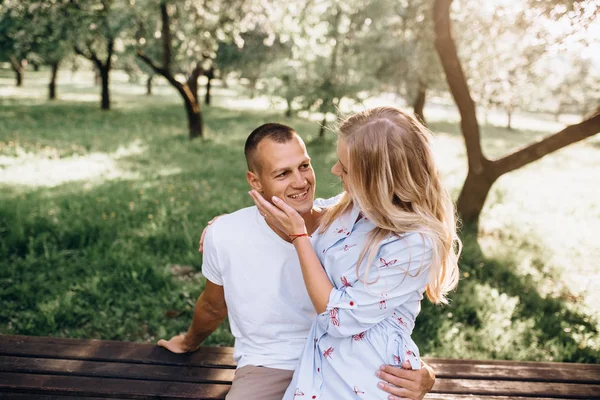 Retrato feliz jovem sorrindo casal no amor sobre floração sprin — Fotografia de Stock