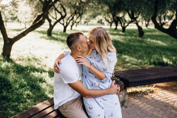 Portrait heureux jeune couple souriant amoureux sur sprin fleuri — Photo