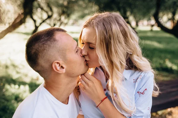 Un beau couple se repose en dehors de la ville, assis près d'un b — Photo