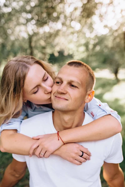 Piękna para jest w stanie spoczynku poza miastem, siedzi w pobliżu b — Zdjęcie stockowe