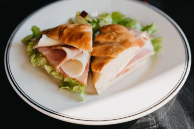 Jambonlu peynirli sandviç salata ile