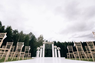 Çok güzel bir dış seremoni. ormanda klasik düğün. Th