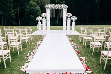 Çok güzel bir dış seremoni. ormanda klasik düğün. Th