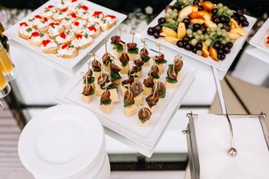 Güzel dekore edilmiş yemek sofrası, farklı yemekler.