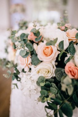 Düğün dekoru. Beyaz çiçek buketi