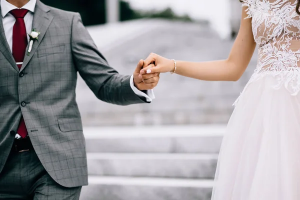 Nahaufnahme der Hand des Bräutigams, die die zarte Hand der Braut hält — Stockfoto