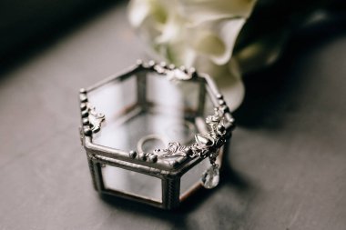 rustik kutusunda alyans ları kapatın