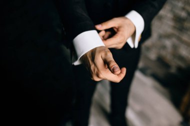 O resmi giyim giyinmiş gibi kol üzerinde koyarak bir damat
