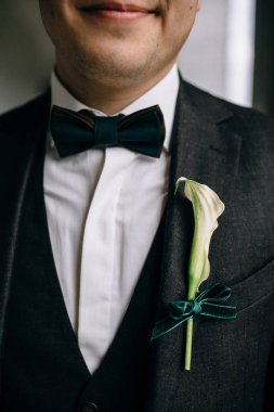Damadın ceketindeki güzel boutonniere'in yakın görüntüsü. S