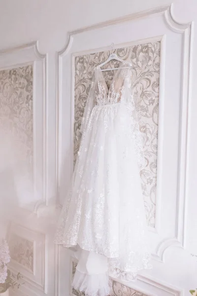 La robe de mariée pend — Photo