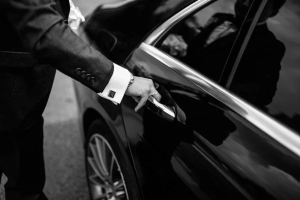 Mano a mano. Primer plano del hombre asiático apertura de la mano / cerrar un coche — Foto de Stock