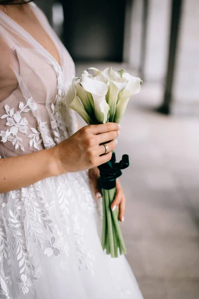 Mariée tenant un grand bouquet de mariage lors de la cérémonie de mariage — Photo