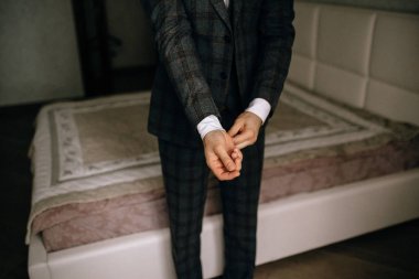 iş adamı ceketinin düğmesini