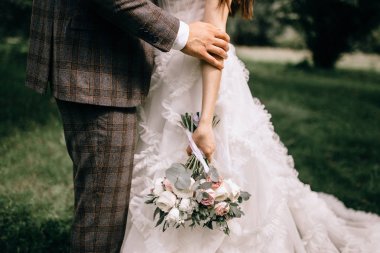 Beyaz gelin bouquey tutan gelin ve damat eli kadar yakın
