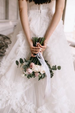 Gelinlerin Elinde Gelin Buketi. Bahçede Gelin