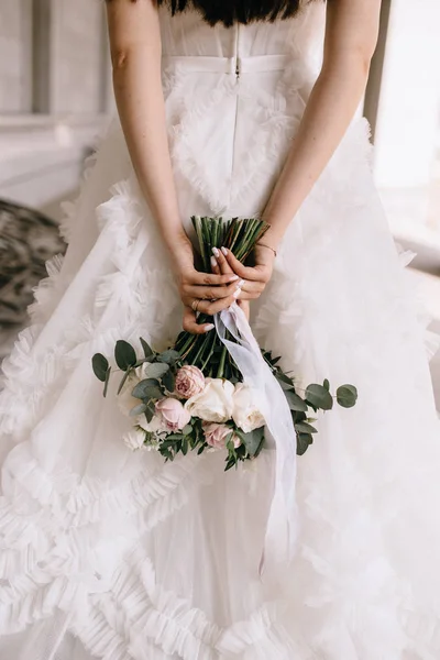 Ramo de novia en las manos de las novias. Novia en el jardín —  Fotos de Stock