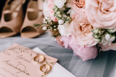 Güzel dekore düğün davetiyeleri ve alyans