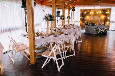 Siyah çatı ile yeşillik ile dekore şık ahşap restoran 
