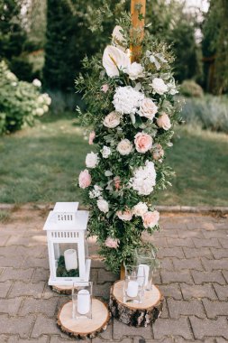 düğün töreni için dekore edilmiş kumaş çiçek yeşil kemer