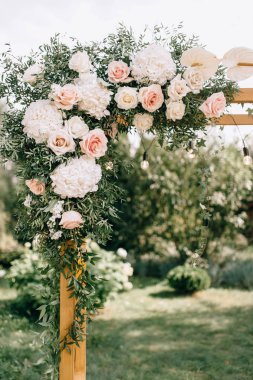 düğün töreni için dekore edilmiş kumaş çiçek yeşil kemer