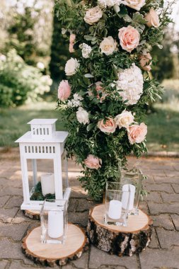 düğün töreni için dekore edilmiş kumaş çiçek yeşil kemer