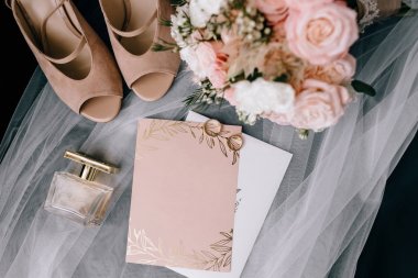 Güzel dekore düğün davetiyeleri ve alyans