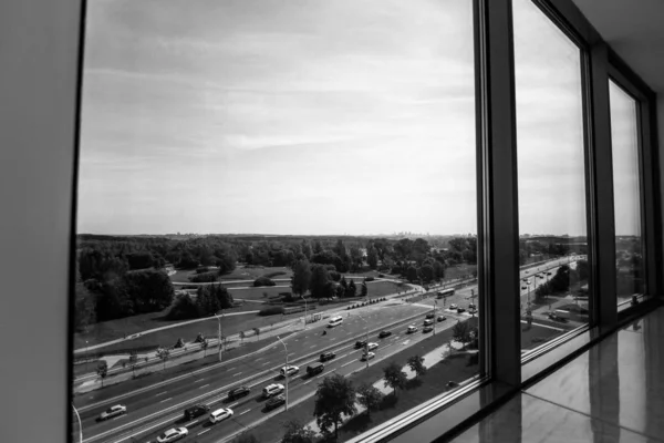 Vista panorâmica da janela e cidade grande agradável — Fotografia de Stock