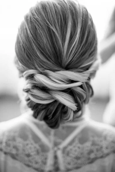 Coiffure de mariée avec accessoires de coiffure de style vintage. Mariée blonde — Photo