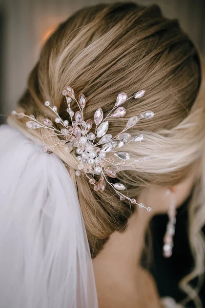 Bridal hairstyle with vintage style hair accessories. Blond Brid